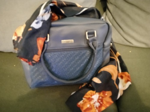 Damenhandtasche und schal - schal, im