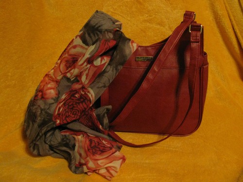 Neuwertige rote tasche mit - tasche,